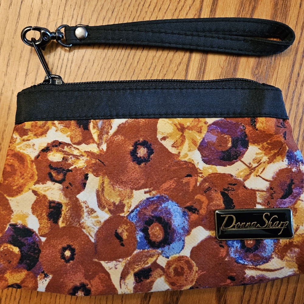 New w/out tag Donna Sharp wristlet